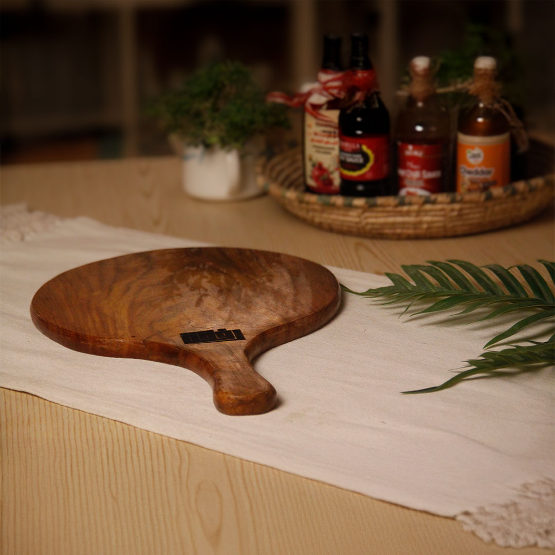 Natural Wooden Circular Cutting Board With Hand